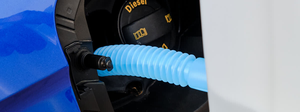 Ilustrační stock: kanistr AdBlue a diesel civilně, bez brand loga.