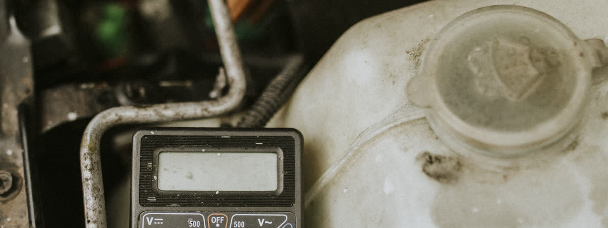 Ilustračný stock: auto a multimeter na batérii civilne.