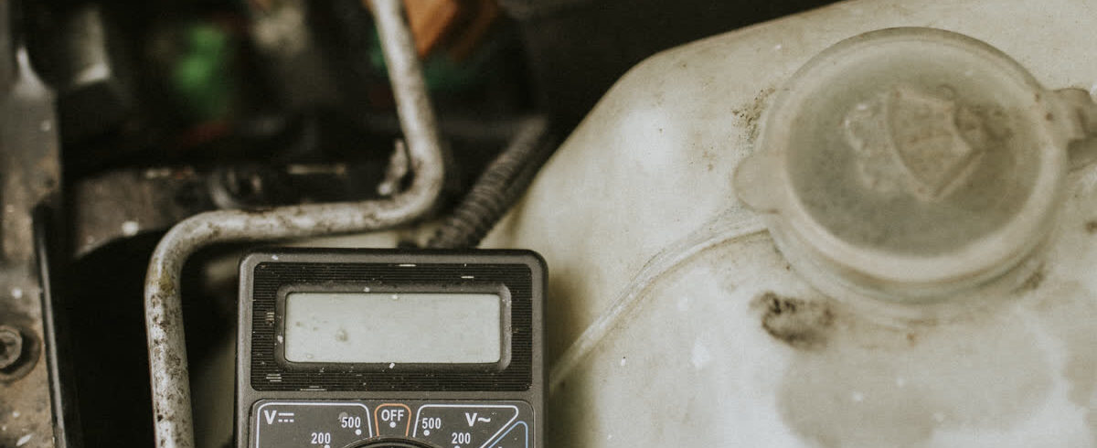 Ilustračný stock: auto a multimeter na batérii civilne.