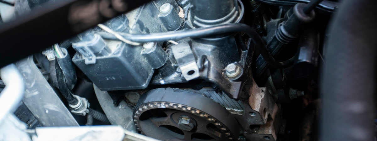 Ilustrační stock: rozvodový řemen a motor civilně, bez brandu.