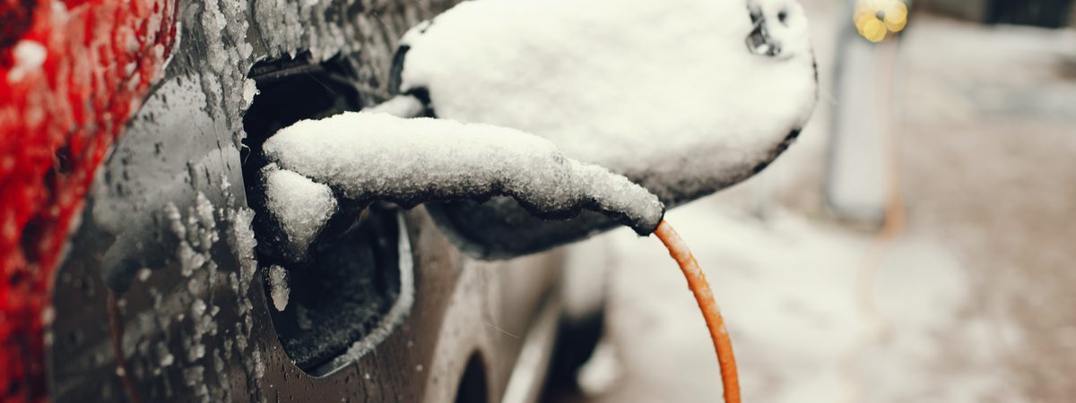 Ilustrační stock: elektromobil parkující venku v zimním období, mráz, sníh na karoserii, bez loga