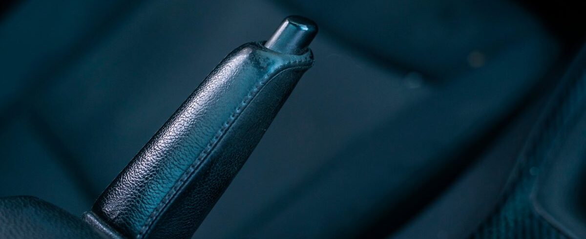 Ilustrační stock: ruční brzda uvnitř zimního automobilu, mrazivé ráno, žádné logo